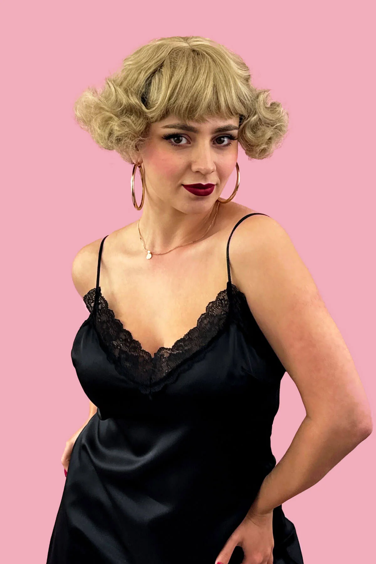 A short blonde vintage style wig with waves: Joy