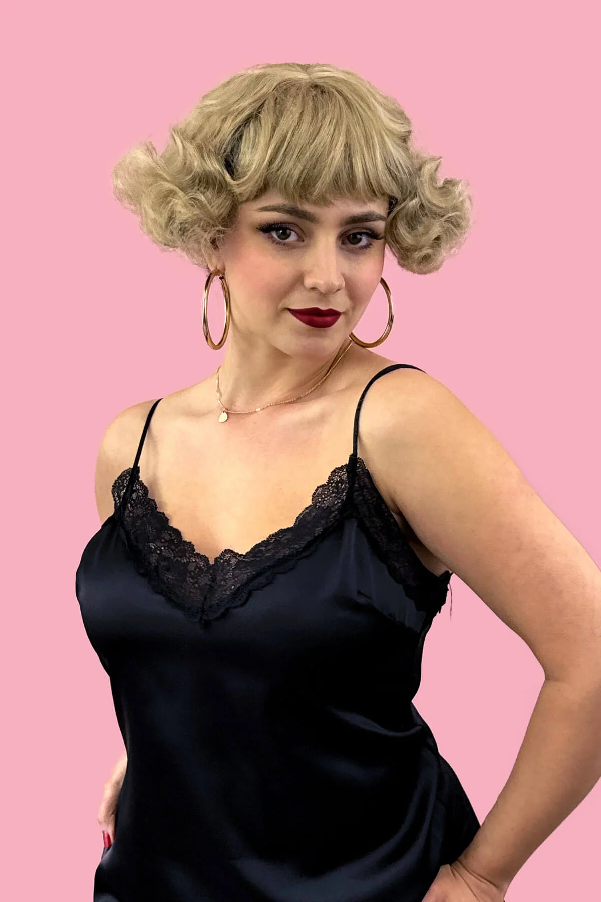 A short blonde vintage style wig with waves: Joy - Image 2