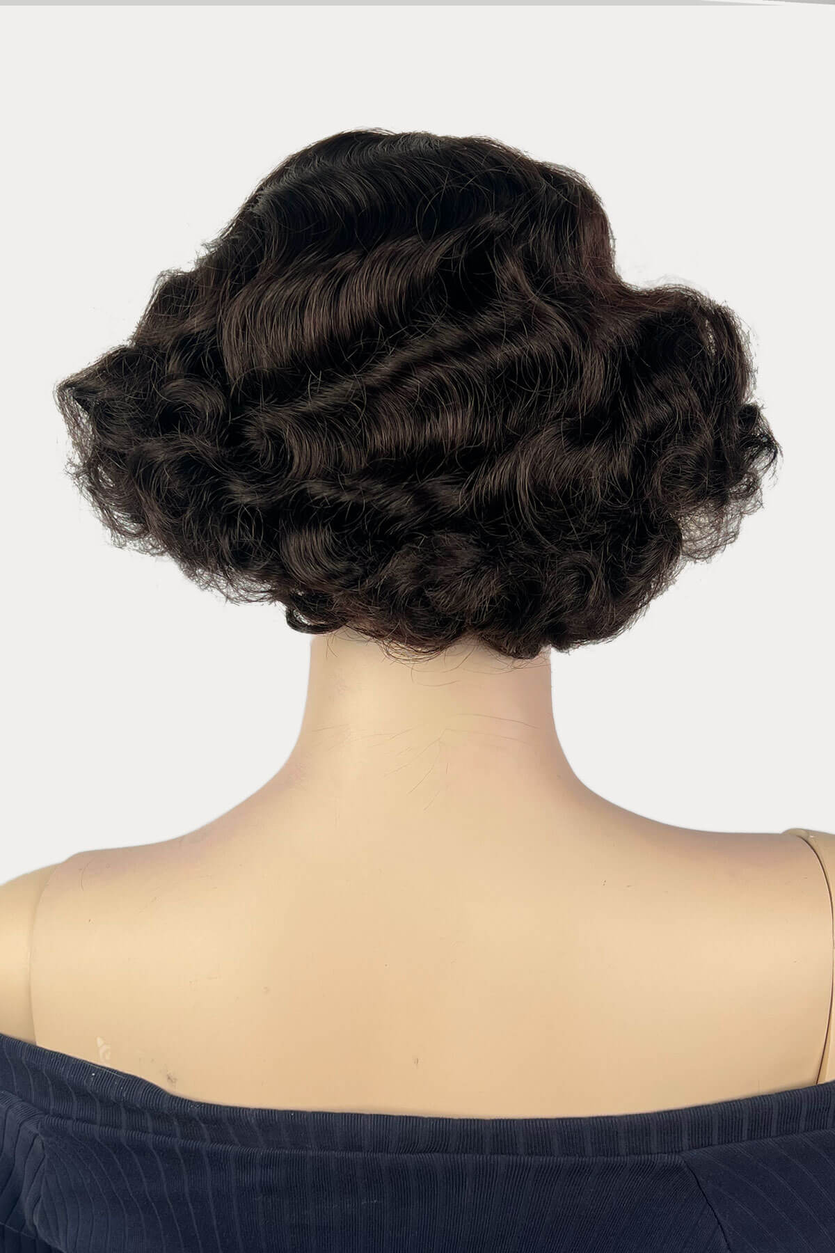 A short brown vintage 'faux bob' style wig with waves: Rita - Image 14