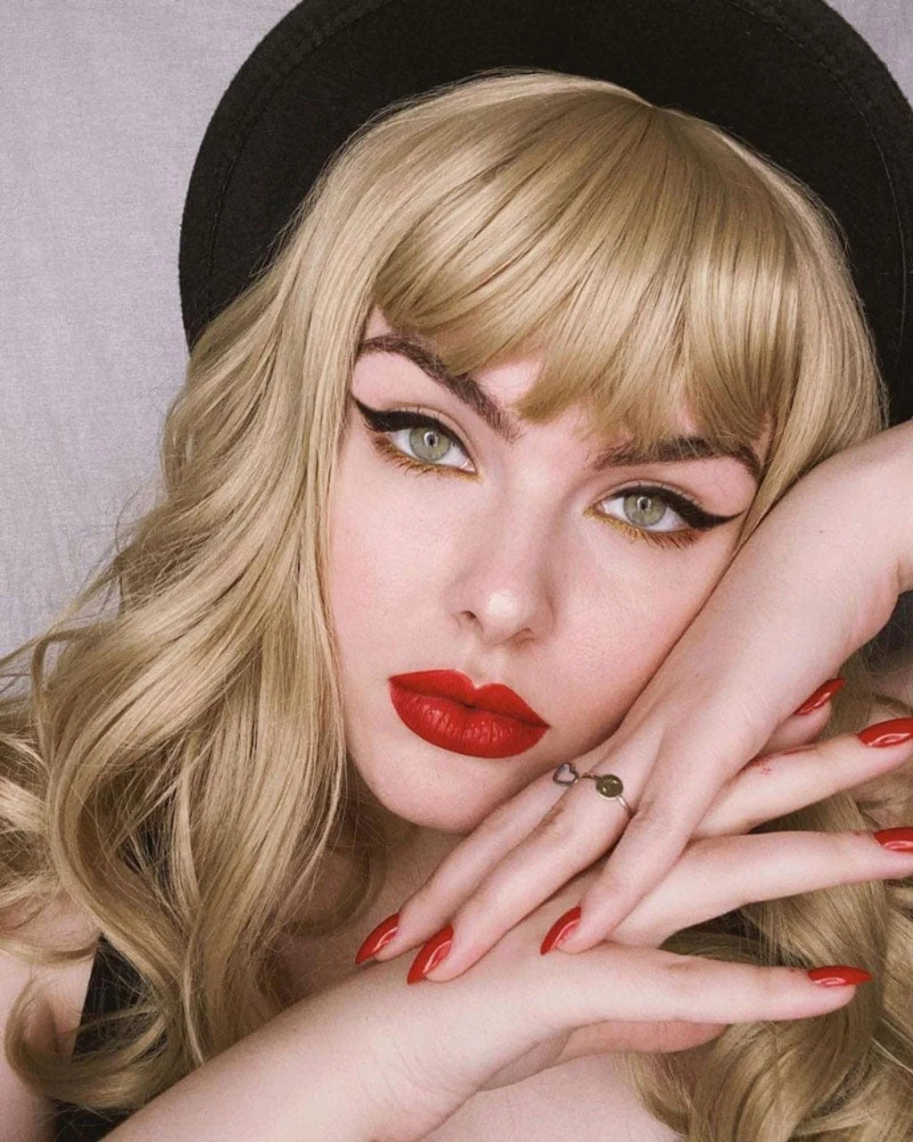 Long, ash blonde wig with short fringe and gentle waves: Trinity - Image 7