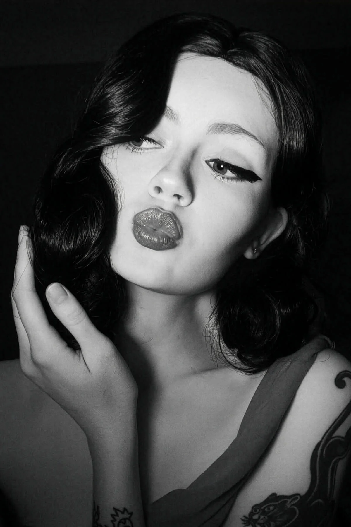Black, shoulder length wig with beautiful marcel waves: Dita - Image 8