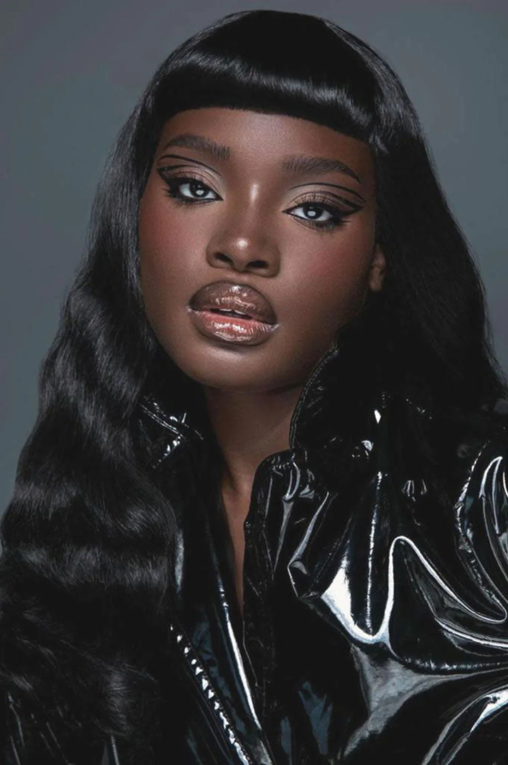 Black pinup style wig, curled with short fringe: Milena - Image 4