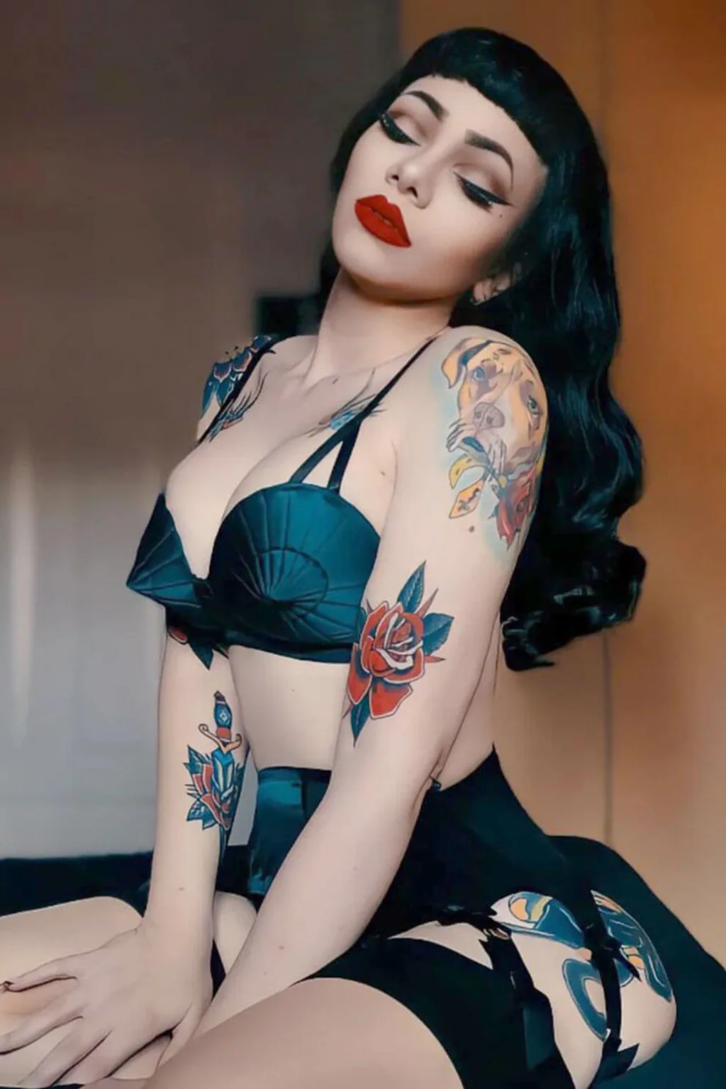 Black pinup style wig, curled with short fringe: Milena - Image 6