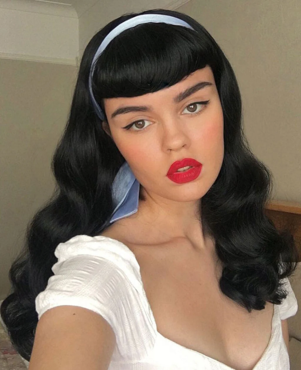 Black pinup style wig, curled with short fringe: Milena - Image 7