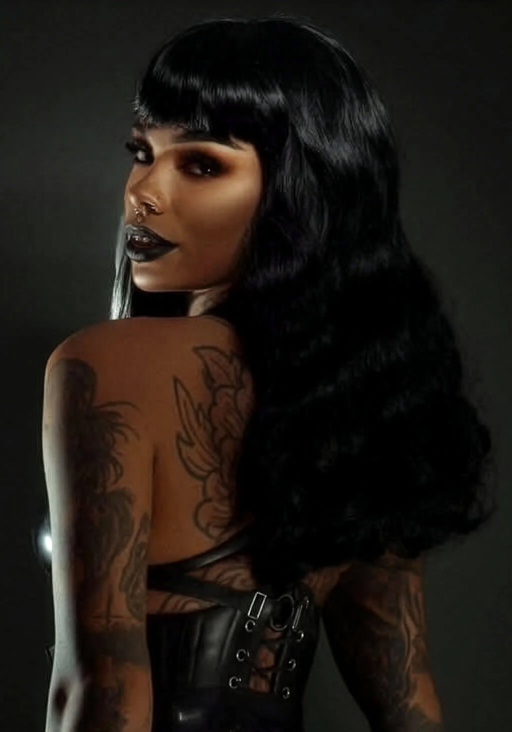 Black pinup style wig, curled with short fringe: Milena - Image 8