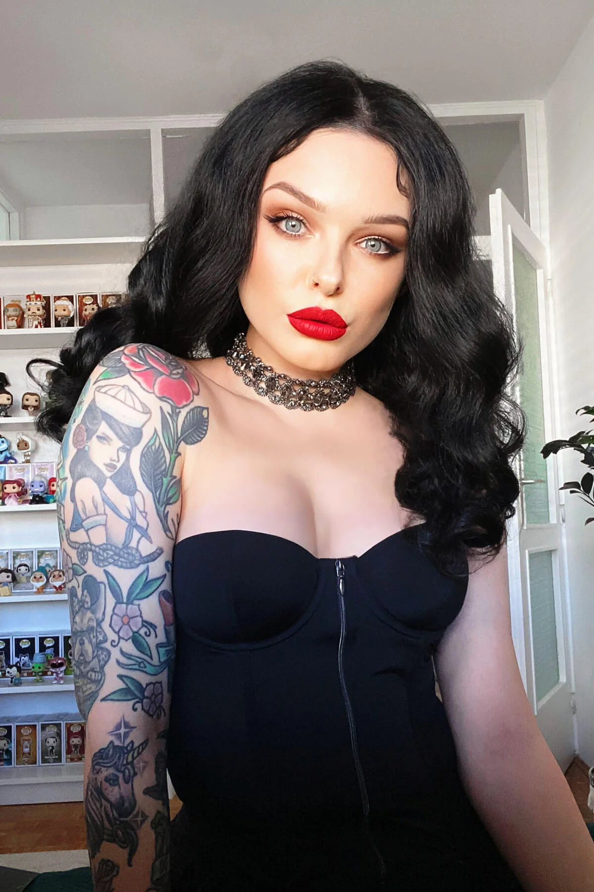 Black pinup wig, lace front with long finger waves: Tyra - Image 4