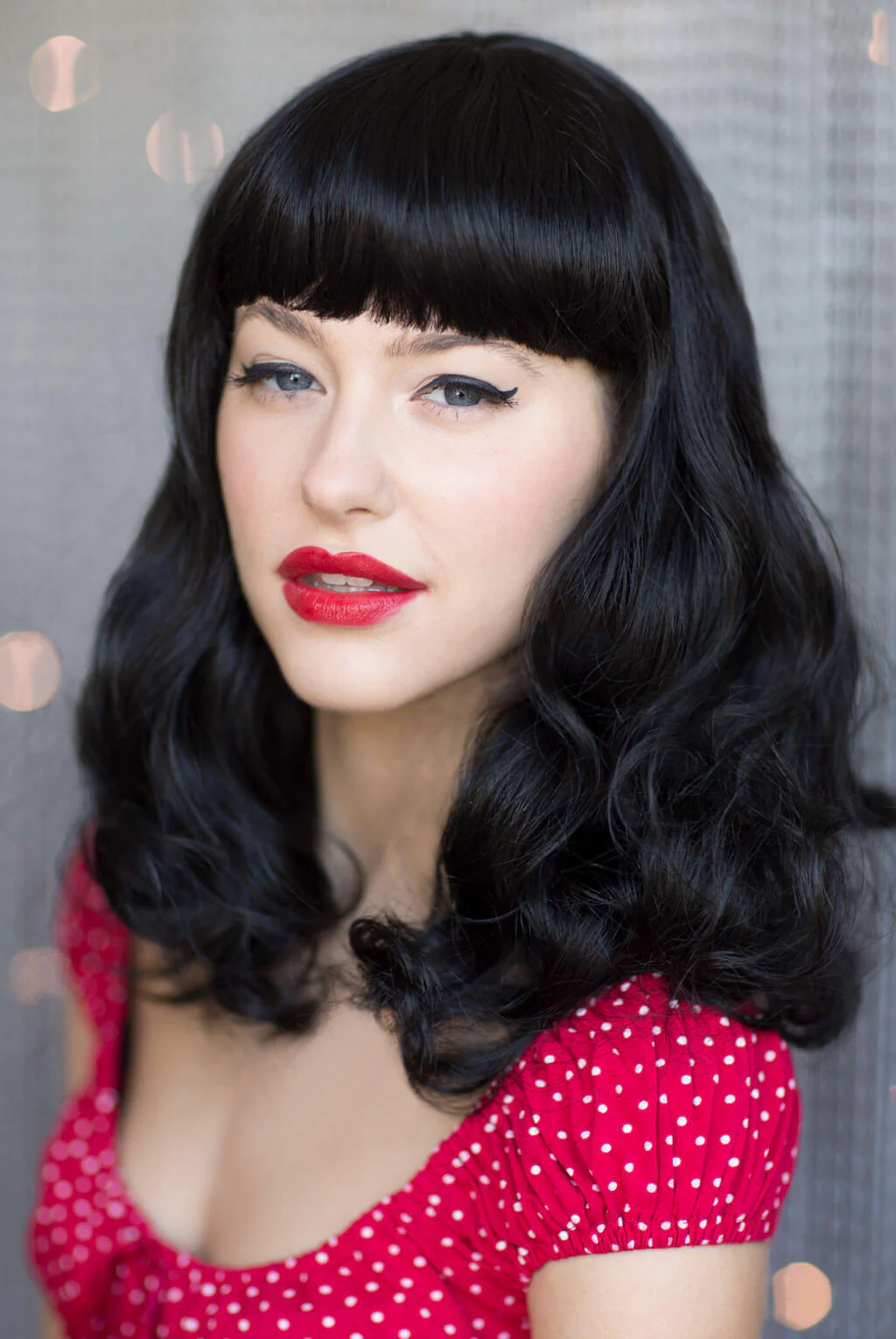 Black pin-up style wig, curled with short fringe: Bettie - Image 5