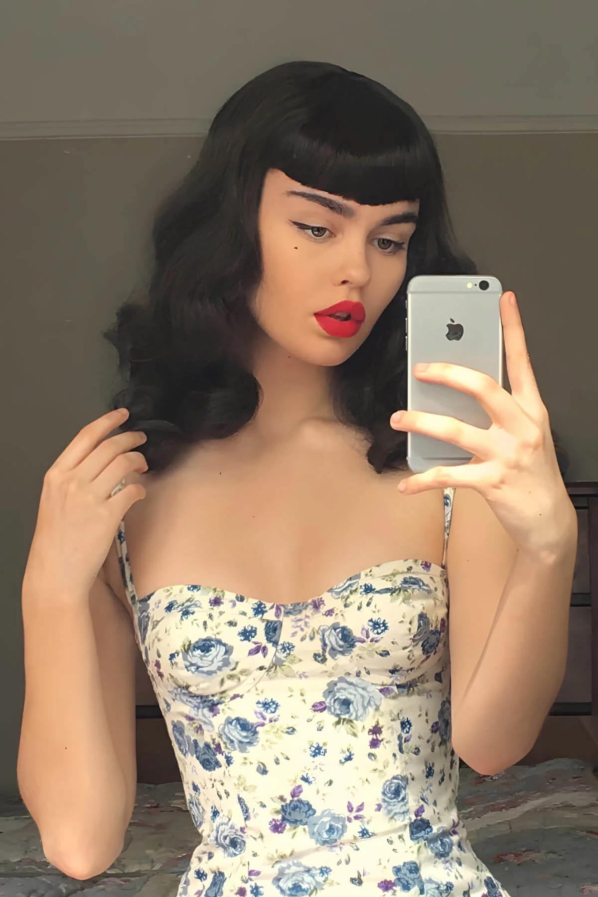 Black pin-up style wig, curled with short fringe: Bettie - Image 7