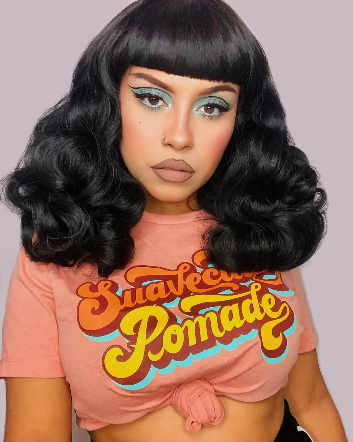 Black pin-up style wig, curled with short fringe: Bettie - Image 9