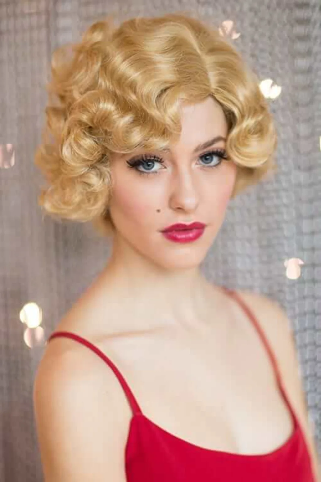 Blonde wig, short with finger waves: Diva - Image 8