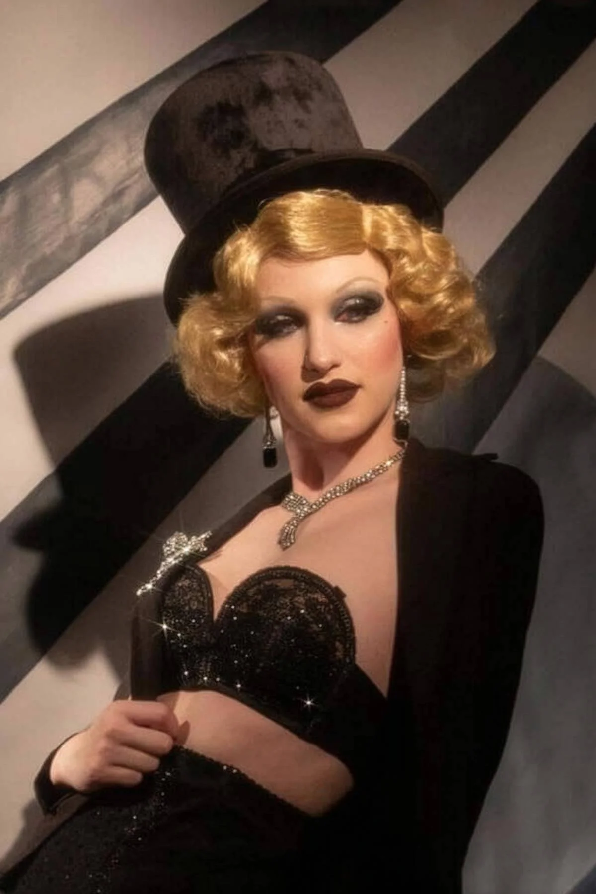 Blonde wig, short with finger waves: Diva - Image 9