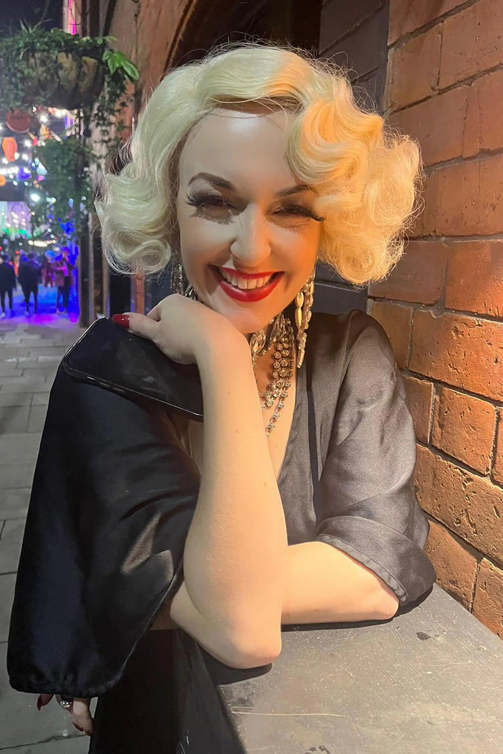 Short blonde lace front wig with beautiful hollywood s-waves: Odette - Image 11