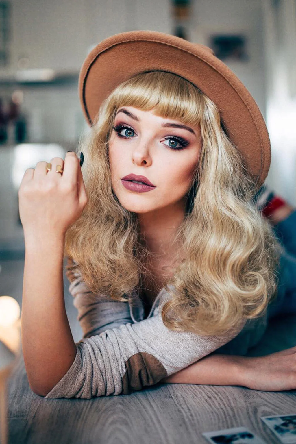 Blonde pinup wig with long finger waves and a short fringe: Cora - Image 10