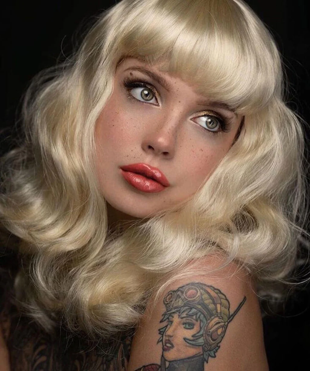 Blonde pinup wig with long finger waves and a short fringe: Cora - Image 13