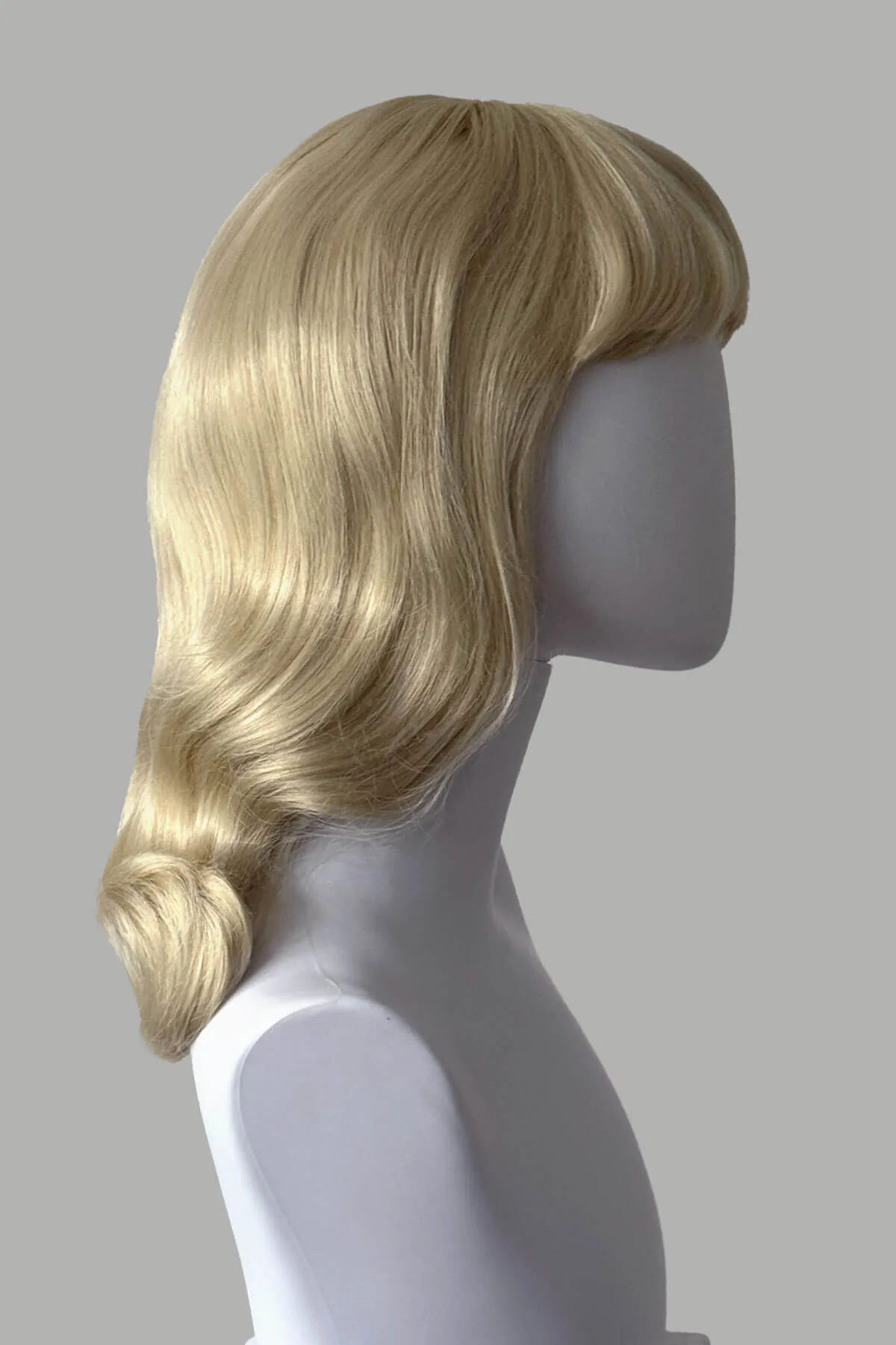 Blonde pinup wig with long finger waves and a short fringe: Cora - Image 15