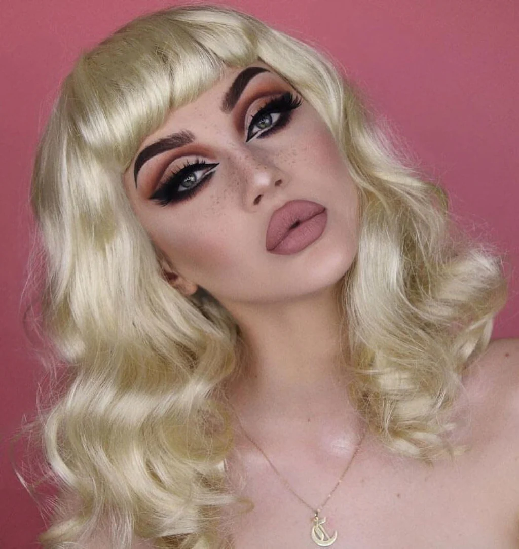 Blonde pinup wig with long finger waves and a short fringe: Cora - Image 18