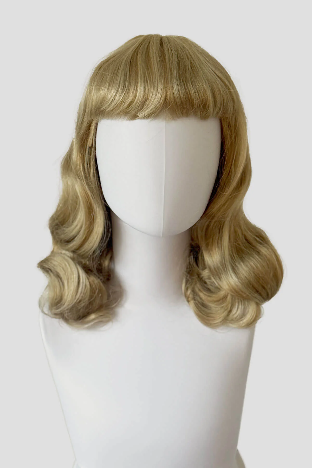 Blonde pinup wig with long finger waves and a short fringe: Cora - Image 4