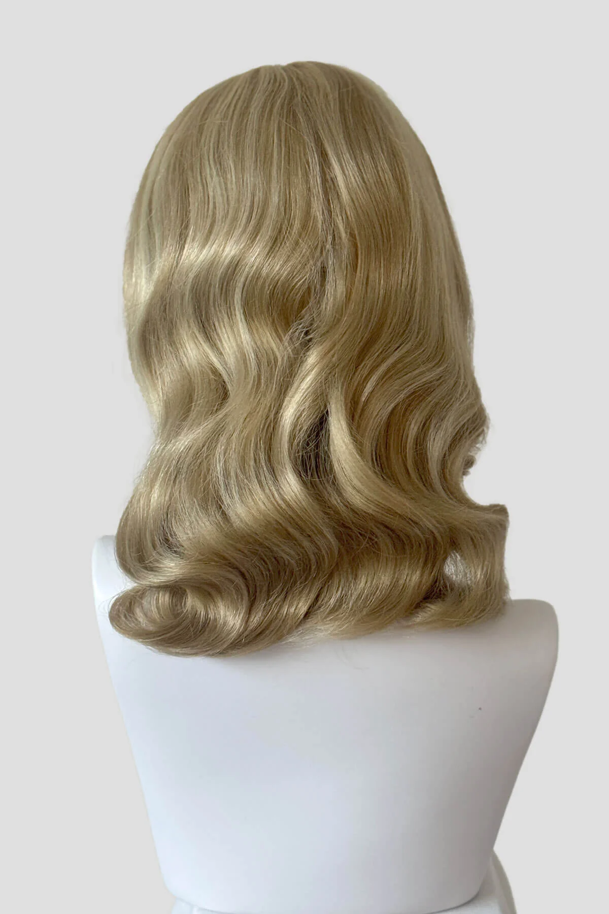 Blonde pinup wig with long finger waves and a short fringe: Cora - Image 6