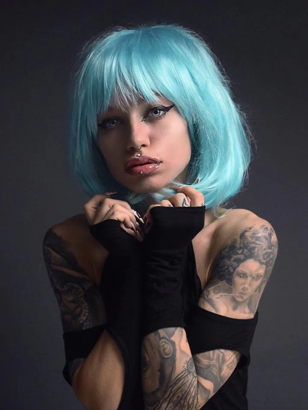 Turquoise bob wig  with full fringe: Iris - Image 4