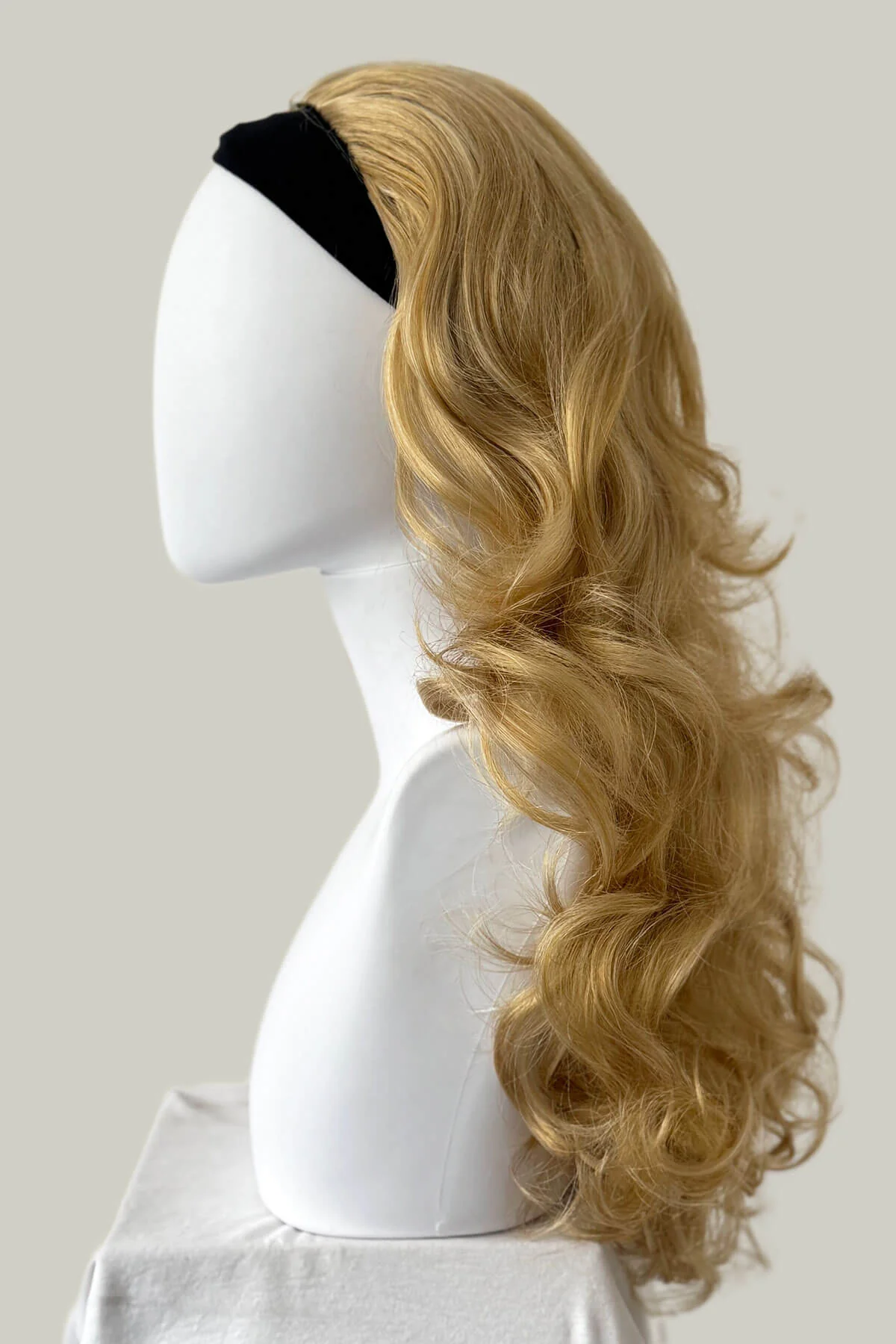 Curly blonde half wig hairpiece extension (3/4 wig), long: Meana - Image 4