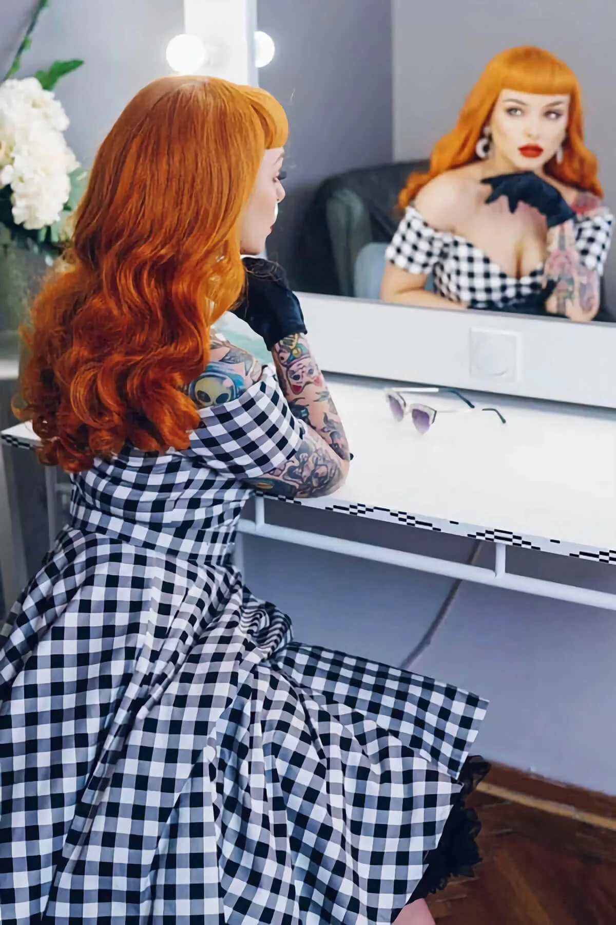 Ginger wig, pin-up style with short fringe and gentle waves: Vida - Image 3