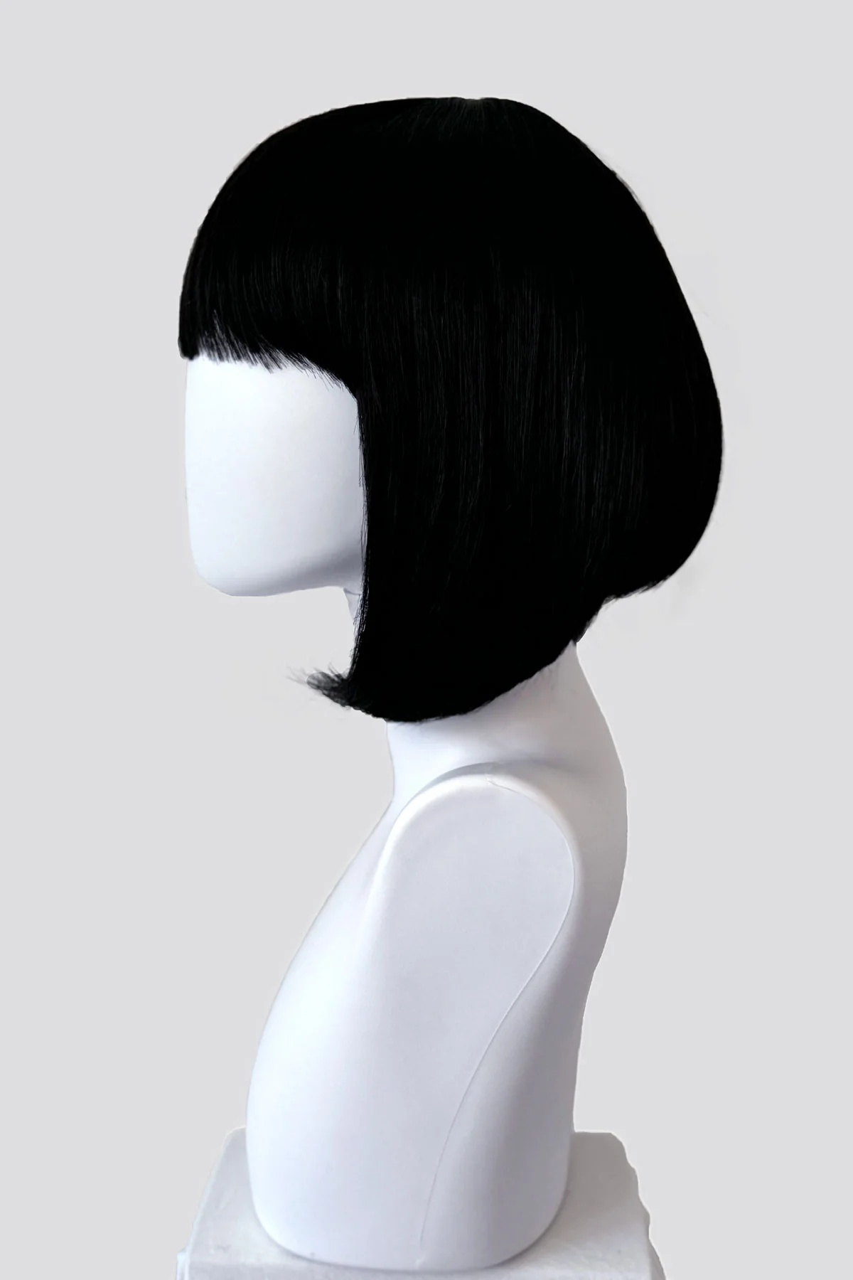Black inverted bob wig: Chloe - Image 7