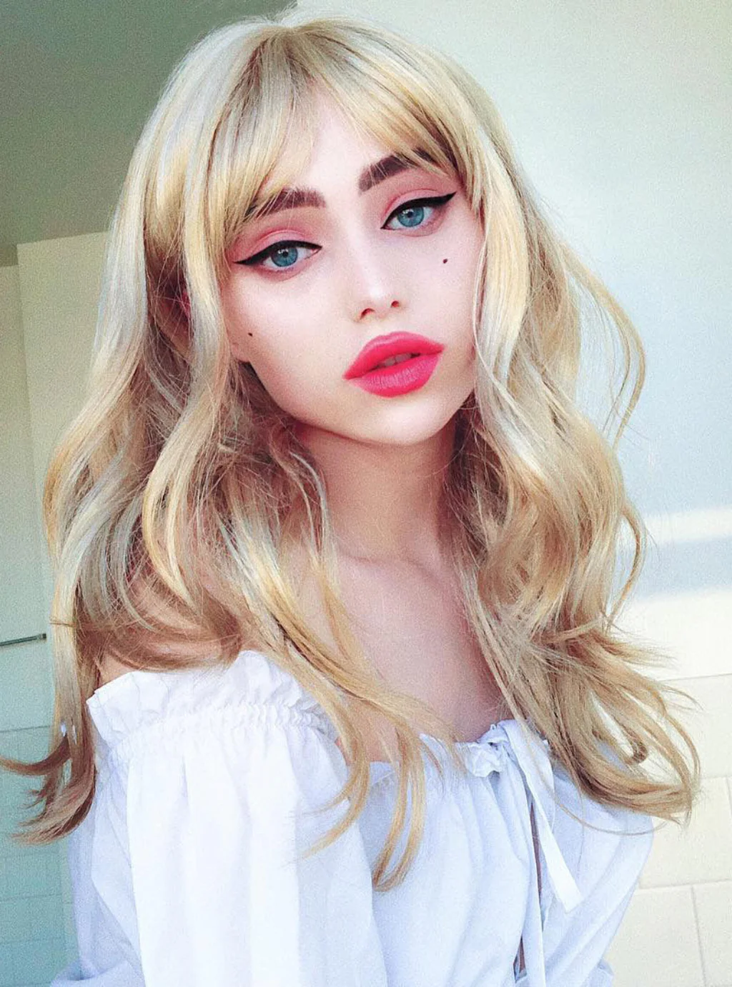 Long ash blonde wig with gentle waves: Harriet - Image 5