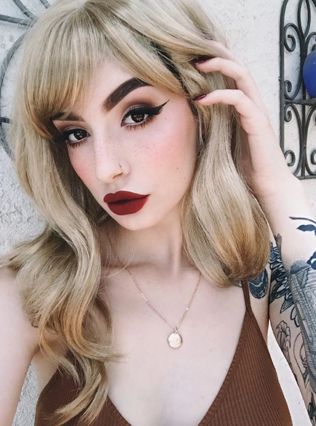 Long ash blonde wig with gentle waves: Harriet - Image 6