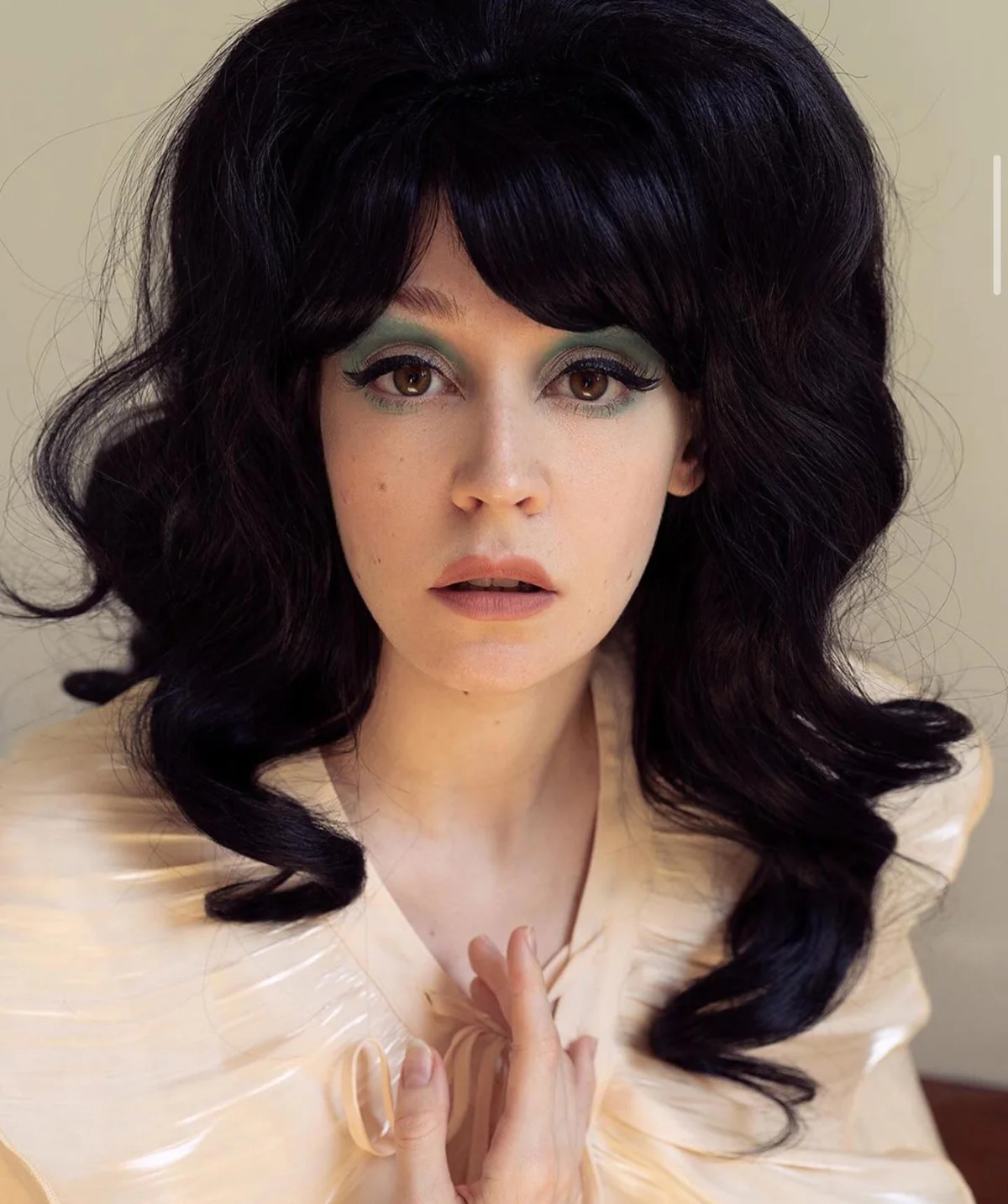 Long black high crown wig, curly: Brigitte - Image 3