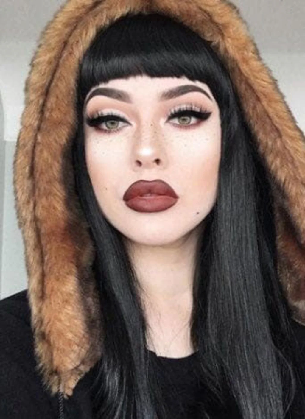 Long straight black wig with straight fringe: Carmen - Image 9