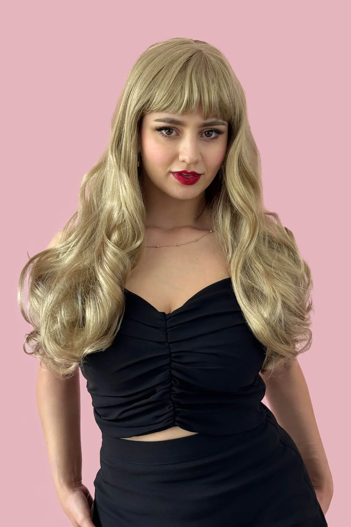Long blonde wavy wig with pinup-style fringe: Elena - Image 3