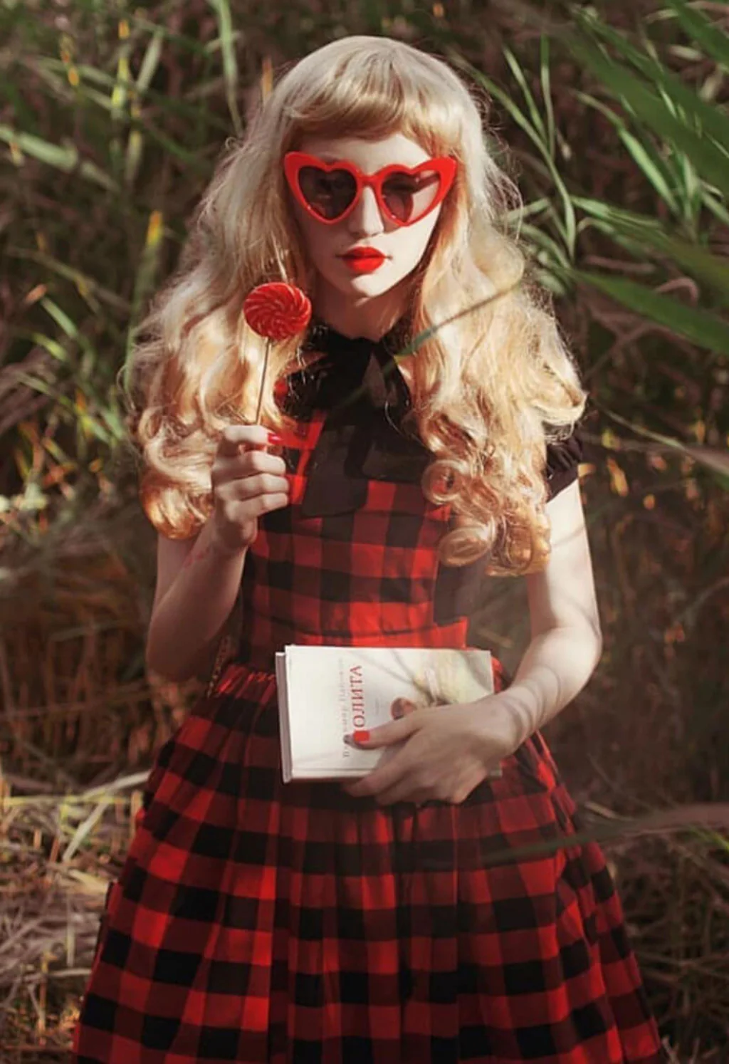 Long blonde pin-up wig, gently wavy with short fringe: Emmeline - Image 5