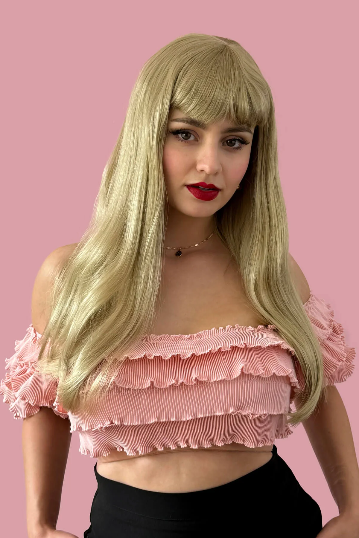 Long blonde wig with straight hair and a short, straight fringe: Nicole