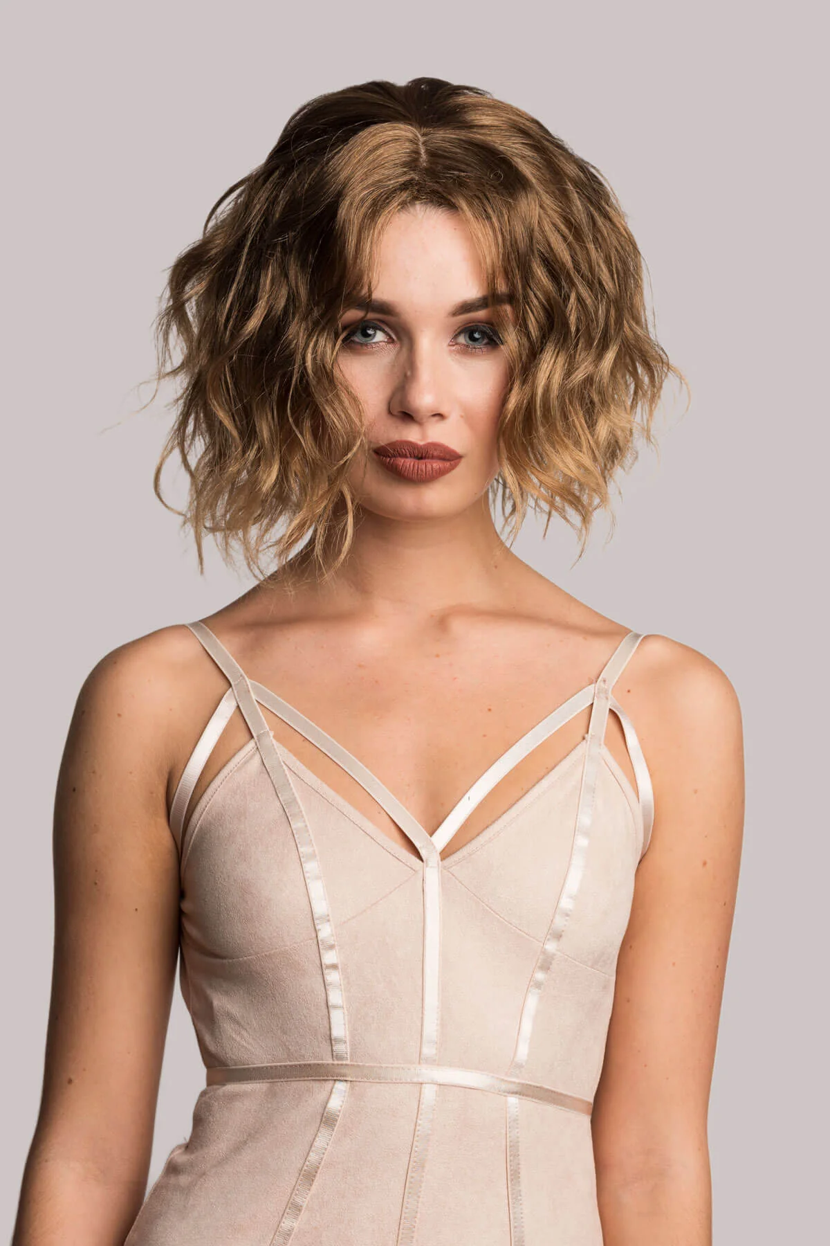 Long bob (lob), wavy, brown and blonde mix : Aubrey - Image 2