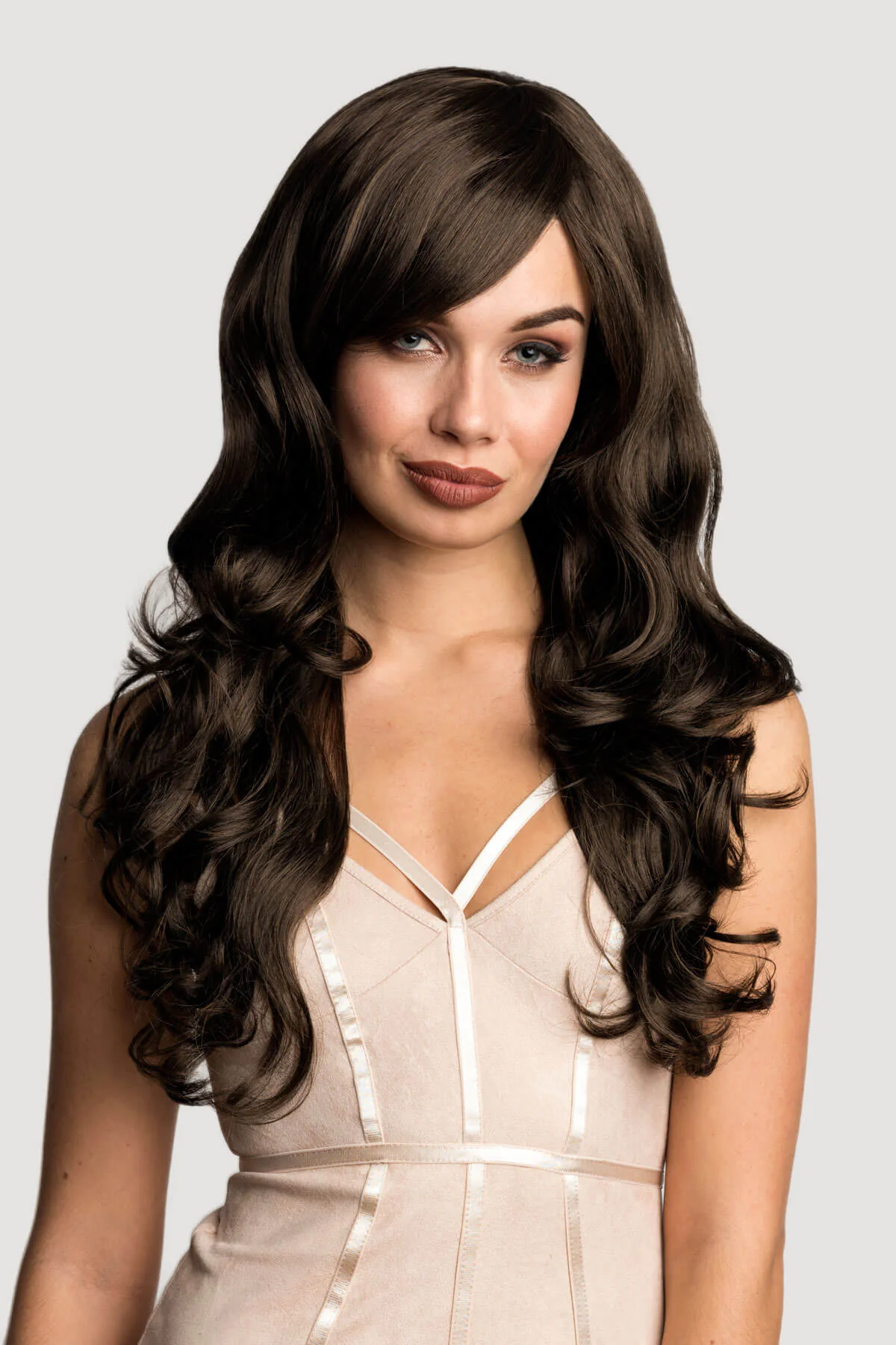 Long brown wig with gentle waves: Bella - Image 17