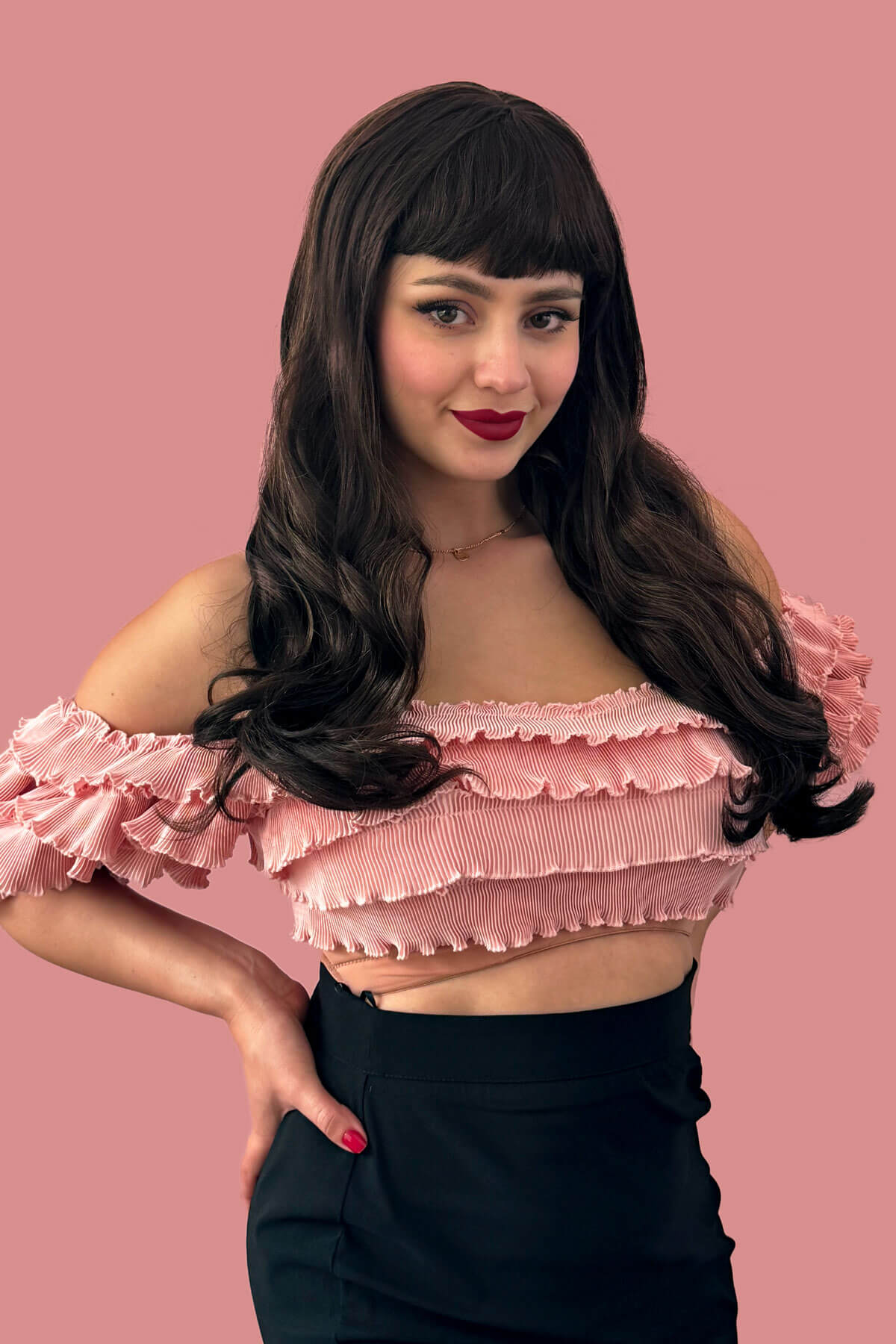 Long chestnut brown wig with blonde highlights and pinup-style fringe: Zola - Image 2