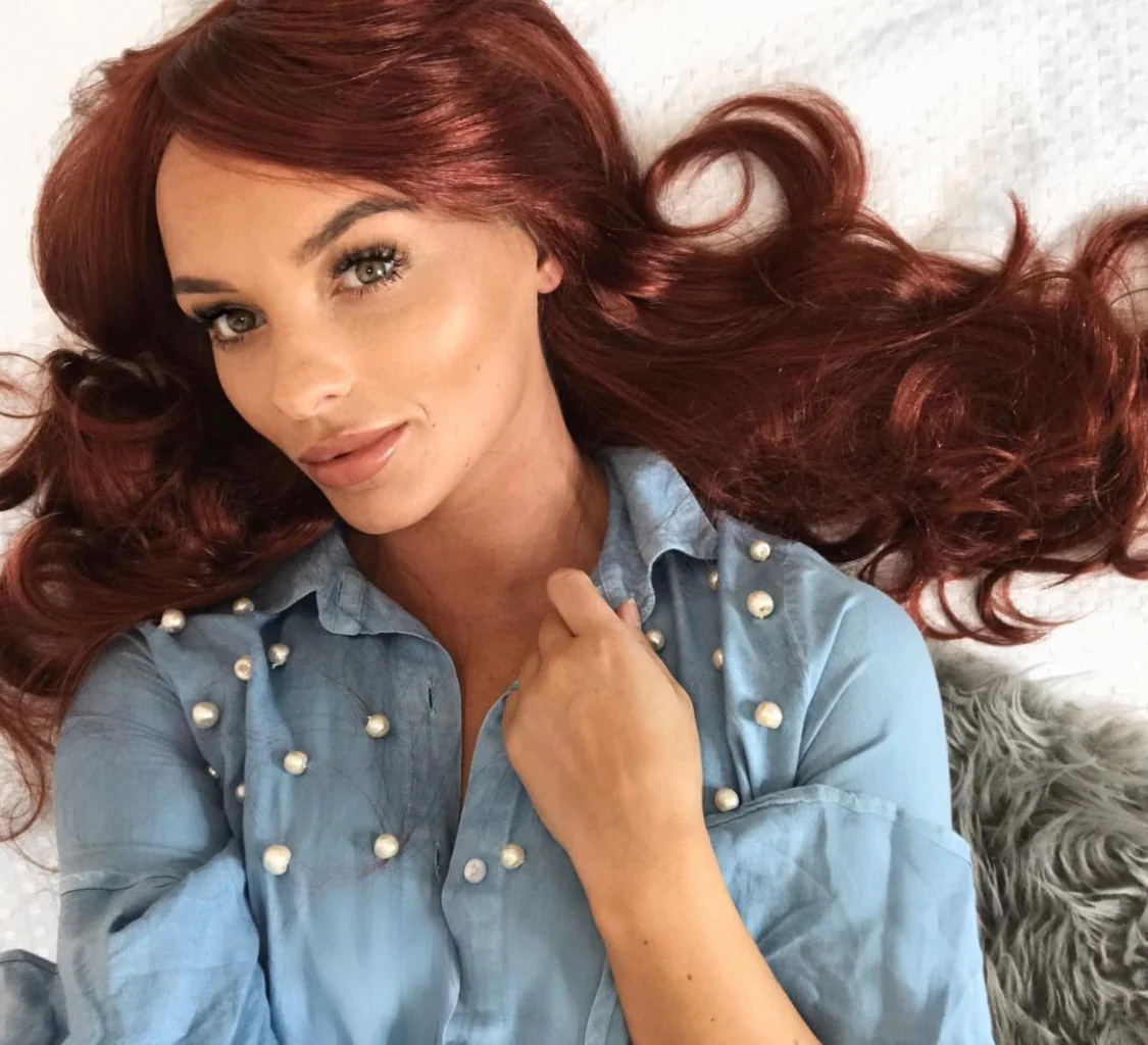 Long copper red wig with side sweeping fringe: Marcia - Image 3