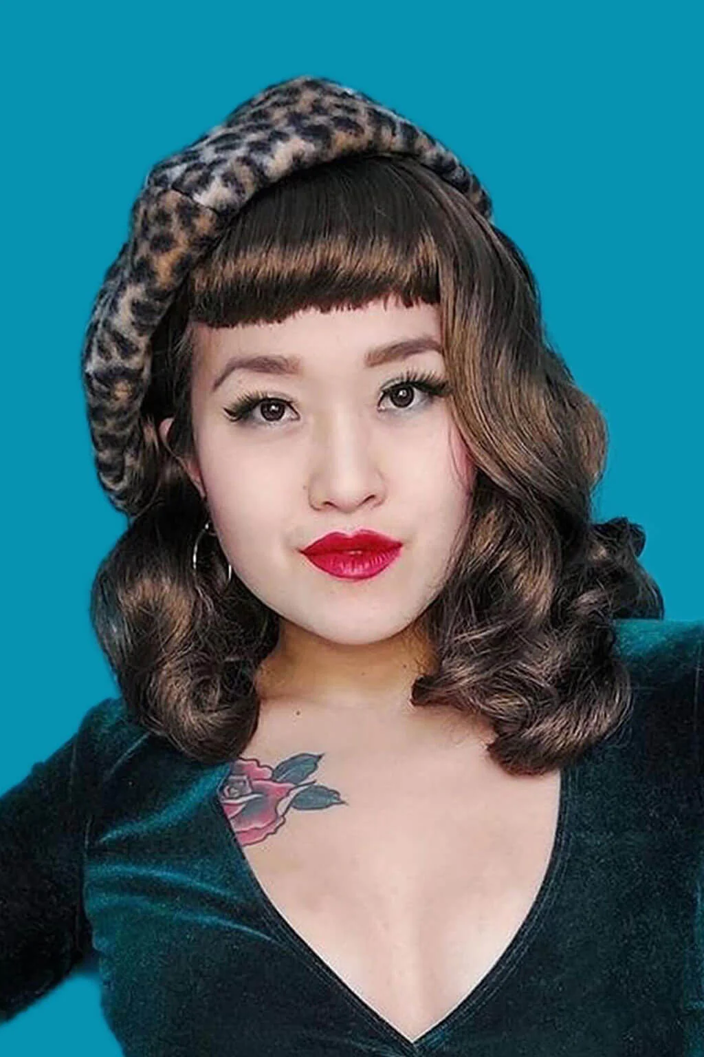 Brown pinup style wig, curled with short fringe: Carolina