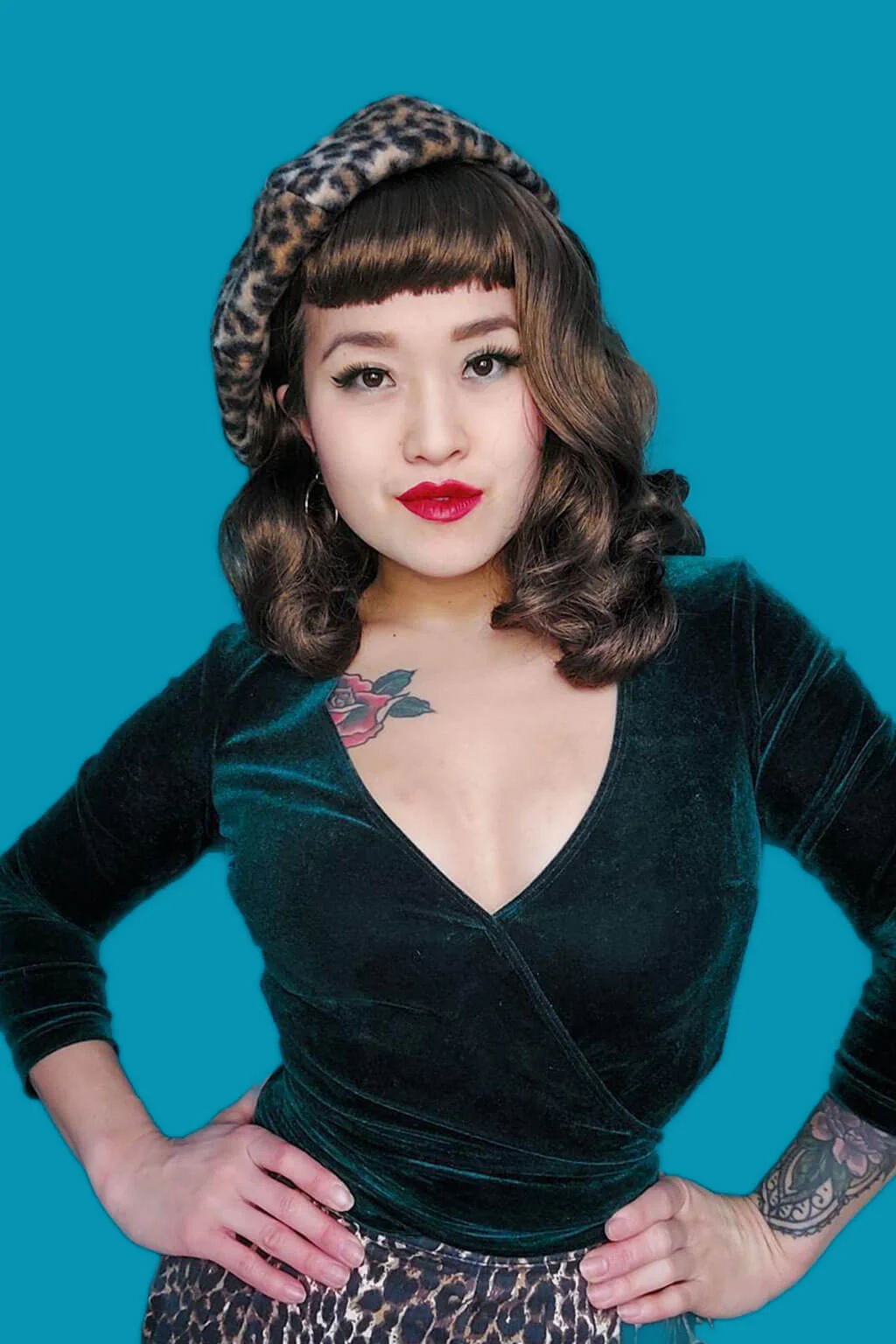 Brown pinup style wig, curled with short fringe: Carolina - Image 2