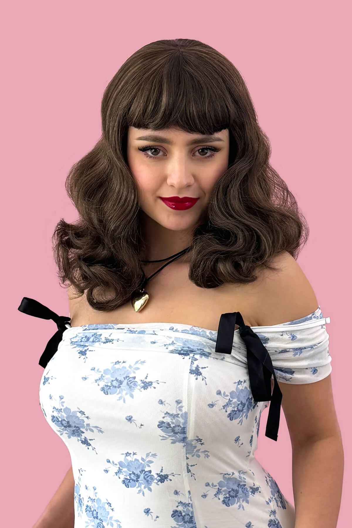 Brown pinup style wig, curled with short fringe: Carolina - Image 7