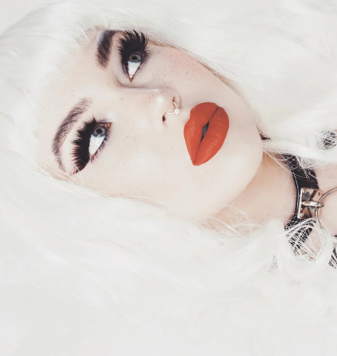 Platinum blonde pin-up style wig with short fringe and marcel waves: Eira - Image 8