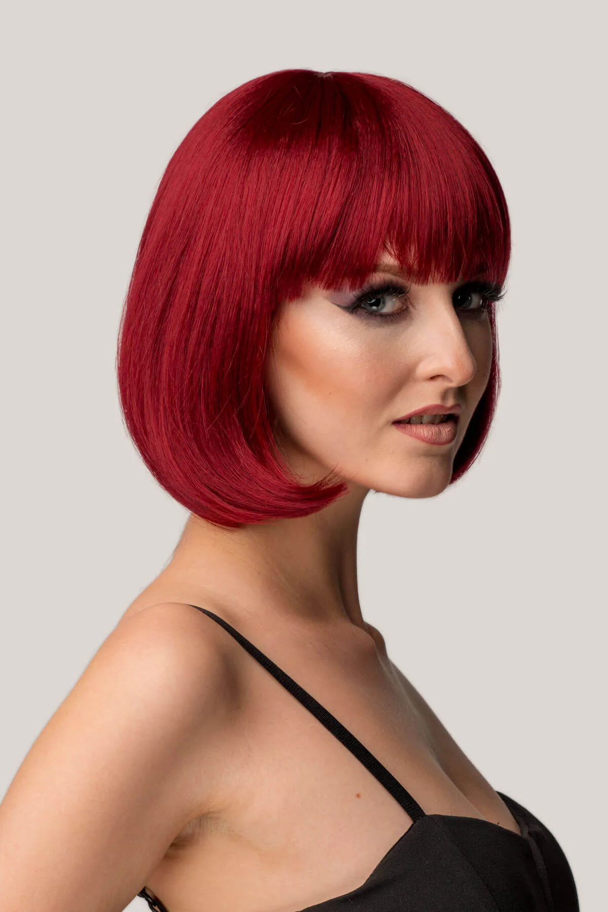 Red inverted bob wig, short and chic: Flavia