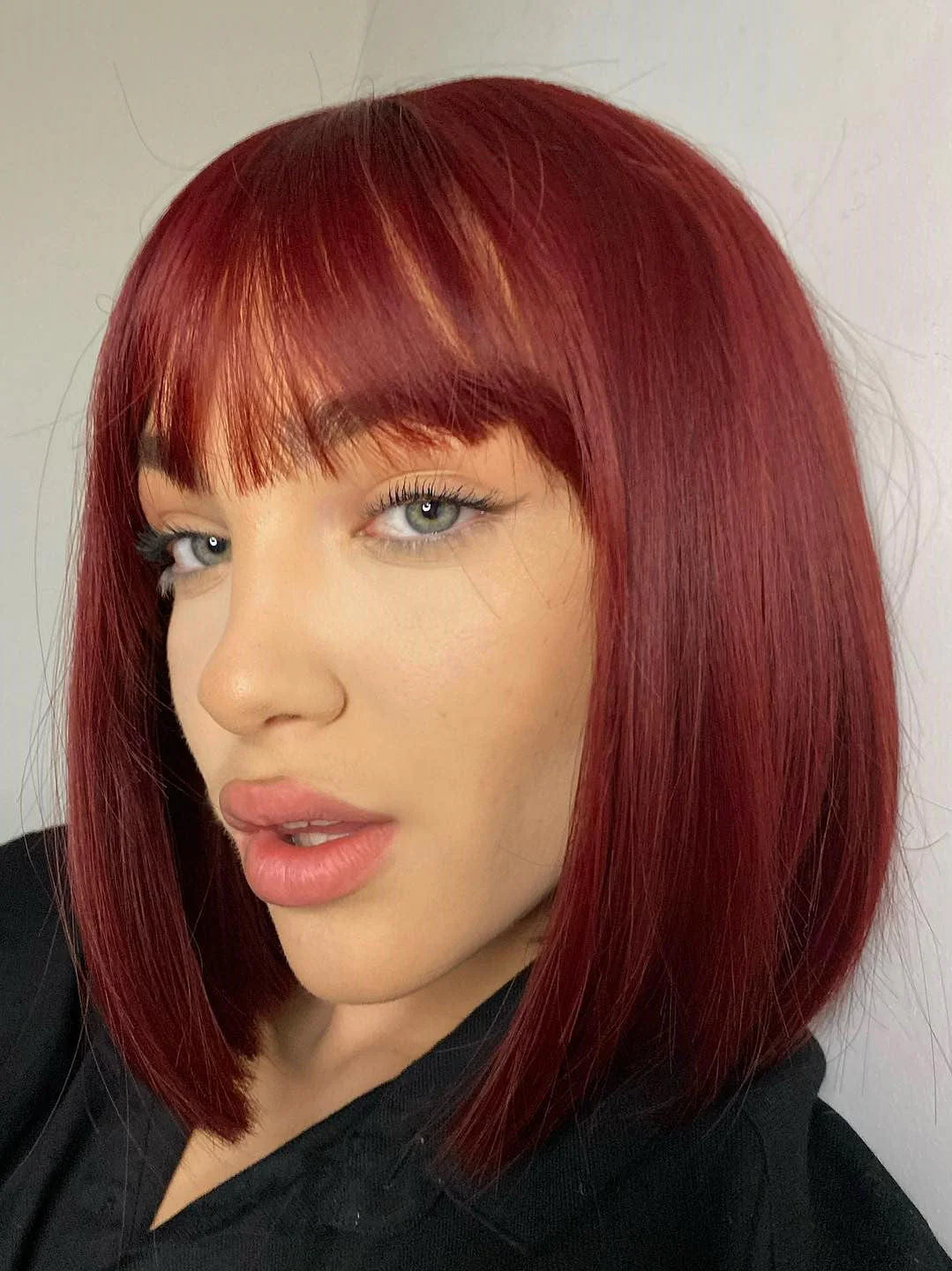 Red inverted bob wig, short and chic: Flavia - Image 4