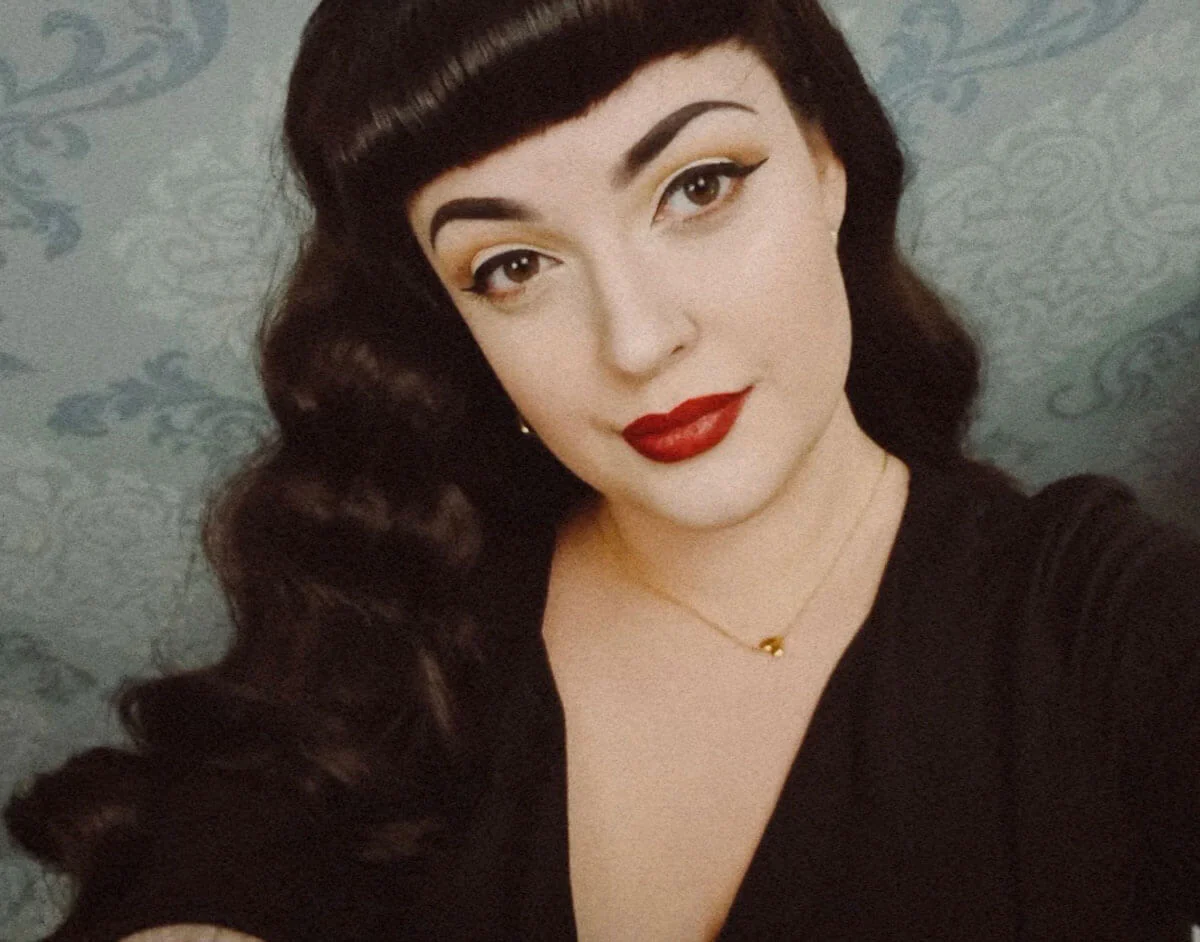 Ultra long half wig with hollywood waves: Mousumi - Image 20
