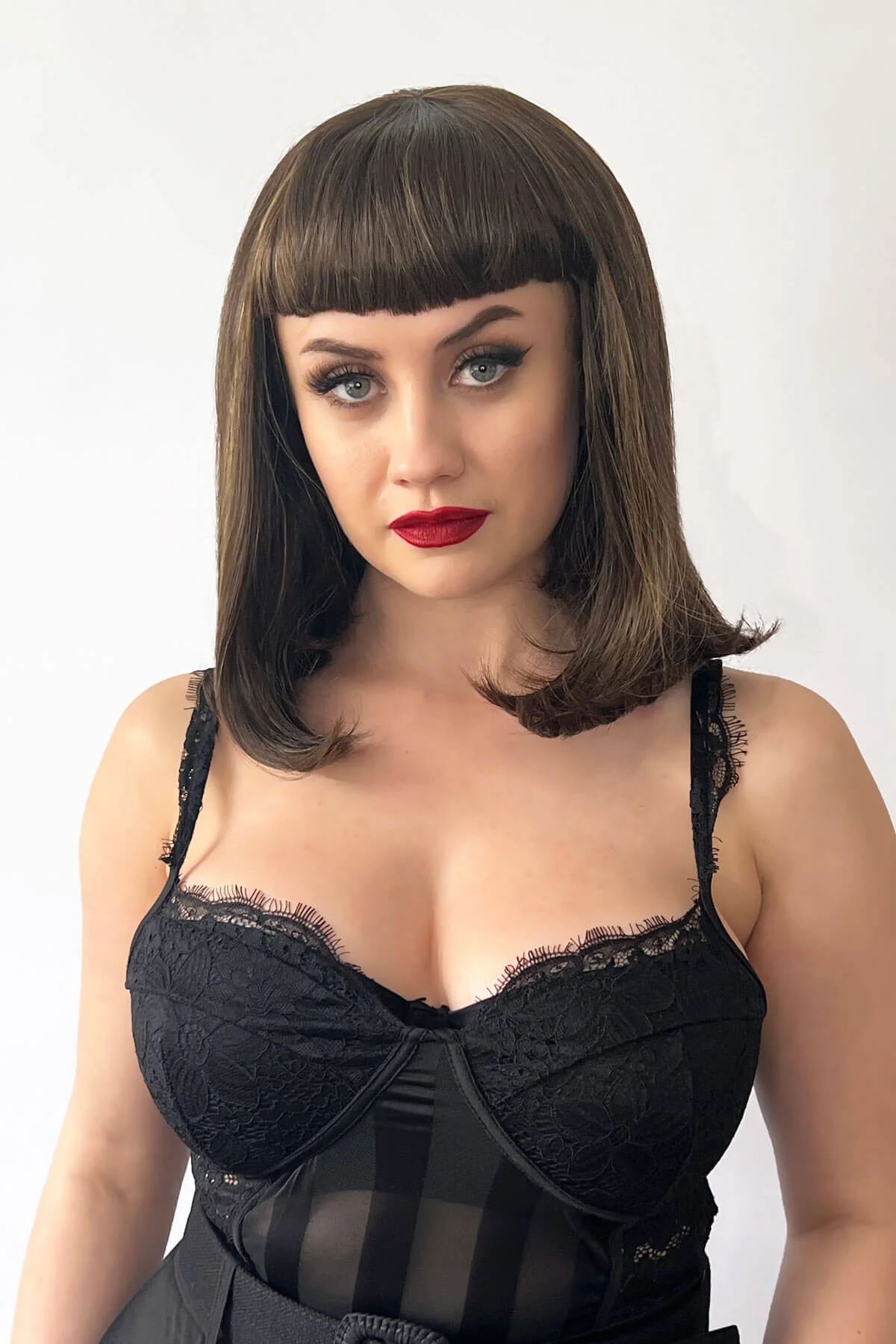 Long bob wig with a short fringe, brown with blonde highlights: Jill